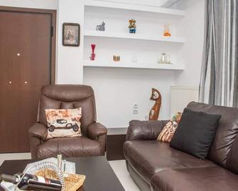 Nina's Villa, Cosy Seaview Retreat - Mikri Mantineia - Living room