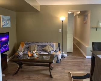 Welcome to Our Sandy Hill Guest Suite in East Abbotsford! - Abbotsford - Living room
