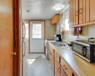 Riverfront Couple's Retreat, 3 Mi to Seneca Lake! - Waterloo - Kitchen