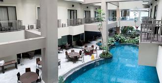 翡翠會議酒店 - 萬隆 - 馬朗 - 游泳池