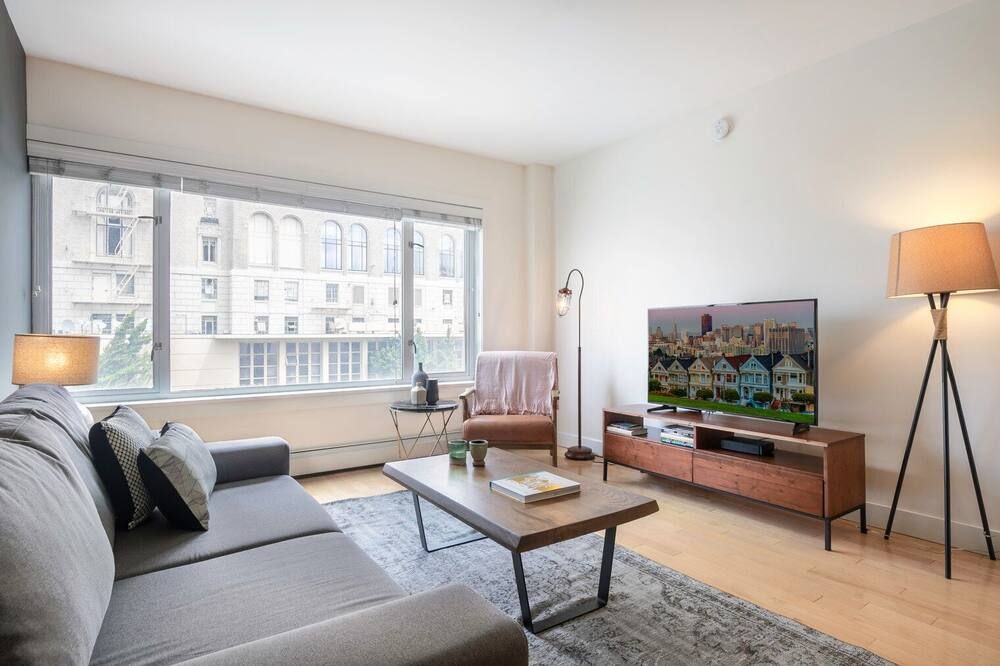 Lovely Nob Hill 1BR w/ Gym + Sauna near Union Square by Blueground - سان فرانسسكو - غرفة معيشة