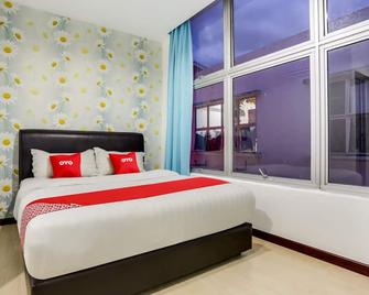 OYO 89583 Grove Hotel - Kajang - Ložnice
