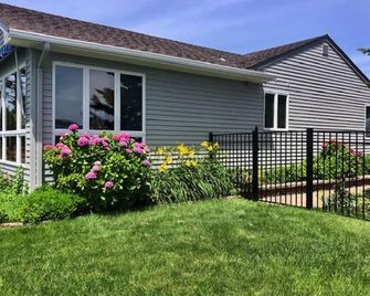 Waterfront Cottage 120ft of private dock, bring your water toys to enjoy the bay - Long Beach - Edificio
