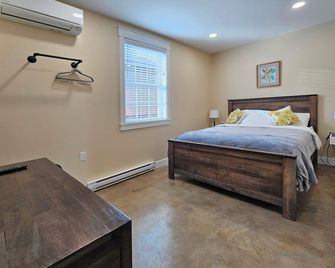 Breckenridge Suites #4 - Deluxe Queen Suite with Separate Living Room - Grove City - Habitación