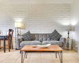 Glendale Unit w/ Private Yard Near Sports Venues! - Glendale - Sala de estar