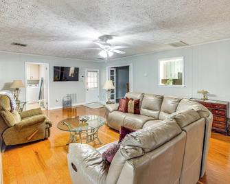 Spacious Downtown Montgomery Home with Yard, Patio! - Montgomery - Oturma odası
