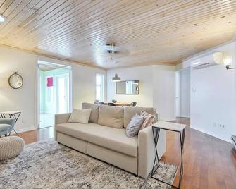 Rideau River Retreat - Waterfront Home - Kemptville - Living room
