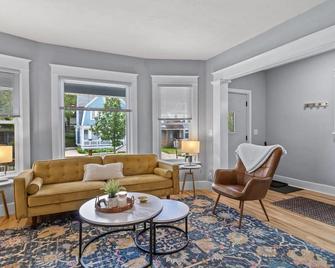 Belleview House - Charming Pet-Friendly 3-Br Home, Backyard, Firepit - Milwaukee - Living room