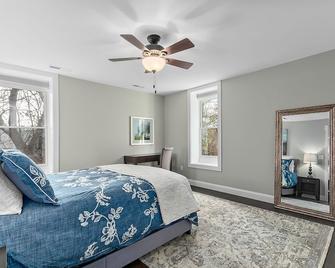 Spacious 1 Bedroom Guest Suite; Private entrance; less than 10 min DT AVL! - Asheville - Schlafzimmer