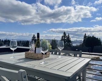Perch - Winslow Place: Walkers Paradise! New & Modern, Pet Friendly W/ Ac - Seattle - Balcony