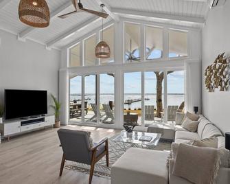Swept Away, waterfront, live oak paradise for your family get-away - Newport - Sala de estar