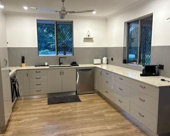 Relax, unwind at Wells Creek Retreat, just 30 minutes out of Darwin City. - Virginia - Кухня