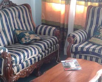Kangle Plaza Hotel - Bamenda - Living room