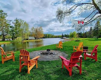 Cozy Waterfront Cottage With Pool/Sauna/Bbq/Wifi - Brechin - Patio