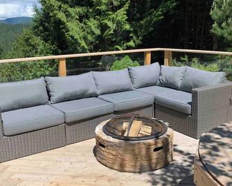 Charming Ocean View Cottage with Private Sauna & Hot Tub - Madeira Park - Balkon