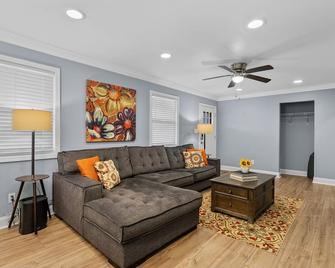 The Grey Estate - 4br/2ba - Bowling Green - Living room