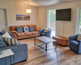 Oak Paddle Lodge - Copco Lake A-Frame Cabin Getaway with Boat Dock and Kayaks - Montague - Living room