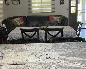 Beautifull Villa just steps from the beach! Private family resort! - Tambor - Dining room