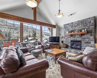 Twin Oaks Chalet: 4BR Ski-In Chalet in Sun Peaks Resort w/Private Hot Tub - Sun Peaks - Salon