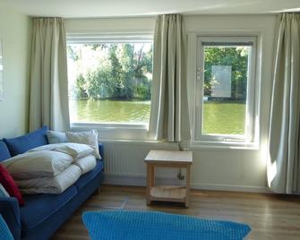 Houseboat In The Center, 5 min walk to Tropical Museum, Free Wifi! - Amsterdam - Sala