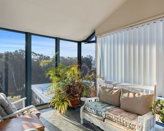 Lakeside Glass House - The Entrance - Living room