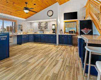 AmericInn by Wyndham Bismarck - Bismarck - Kitchen