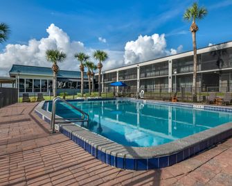 Quality Inn and Suites Palatka Riverfront - Palatka - Pool