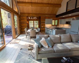 Updated 6BR ski-in/ski-out mountain modern chalet with new hot tub - Mountain Village - Living room