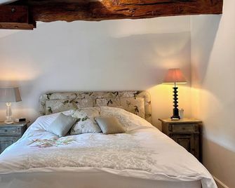 Charming 2-bedroom Gite in peaceful Niort - WiFi, 10 mins from City Center - Niort - Bedroom