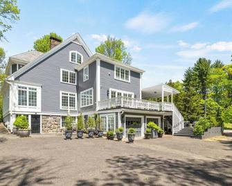 C&J Signature Stays Historic renovated apartment - Morristown - Building