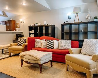 Park Place Inn and Cottages - Sanford - Living room