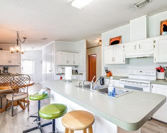 5 Mi to Homosassa Springs Park: Home w/ Yard! - Homosassa - Kitchen