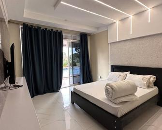 Cozy & Morden Suit - Jinja - Habitación