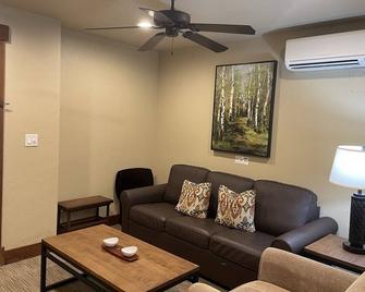 Reduced! Independence Chair and Gondola in its Backyard. 1 Bedroom Suite for 4. - Breckenridge - Phòng khách