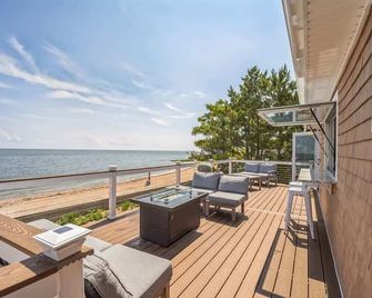 Oceanfront Getaway - Quiet, Firepit + Pvt Beach - East Haven - Balcón