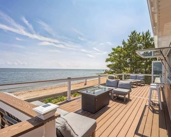 Oceanfront Couples Retreat - Pvt Beach + Firepit - East Haven - Balcón