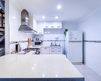 2 South Perth Family Gem for 6Parking 3BRM, walk to foreshore - South Perth - Kitchen