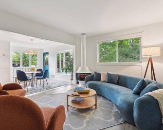 Wayzata Colorful Home w/ Office! - Wayzata - Huiskamer