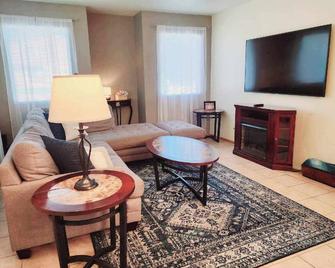 Walk to Downtown Leavenworth Sleeps 6 + Pets Ground Level Gem! - Leavenworth - Oturma odası