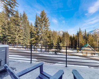 Luxury Lodge w/ Breathtaking Mountain Views, large yard, fireplace & WIFI - Snoqualmie Pass - Balcony