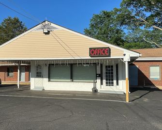 Budget Inn Motel - Chester - Budova