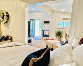 Fern Suite- Close to Downtown, Beaches, Casinos, Shopping, Galleries, Local Eats - Ocean Springs - Bedroom