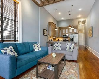 Apartment near French Quarter - New Orleans - Living room