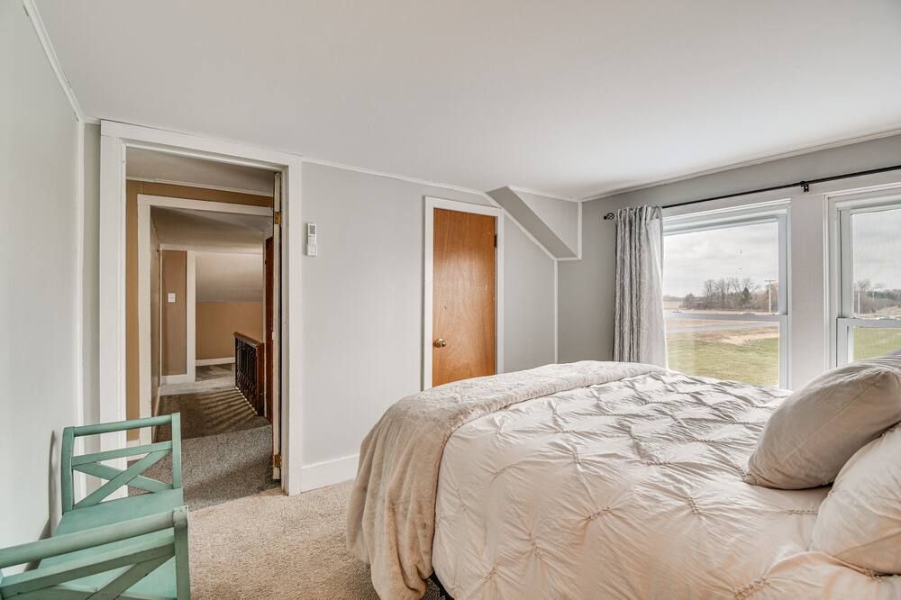 Auburn Finger Lakes Farmhouse w/ Open Views! - اوبورن (نيويورك) - غرفة نوم