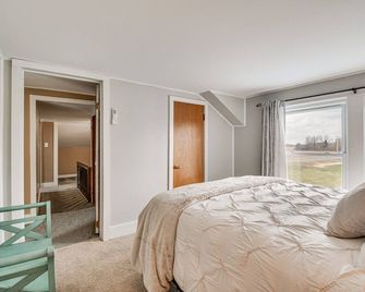 Auburn Finger Lakes Farmhouse w/ Open Views! - Auburn - Bedroom