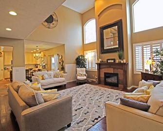 Spacious, Luxury, Centrally Located Retreat! Sleeps 25 Sanitized! - Bluffdale - Living room