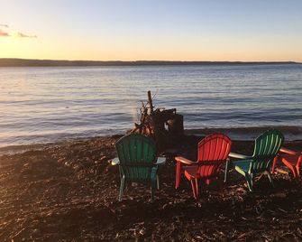 Sip, Splash, and Relax at Falls View Cottage! Family, Wine tours, Girls Trip! - Lodi - Patio