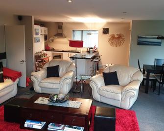 Contemporary, Great location, Quiet. Sunny. - Christchurch - Living room