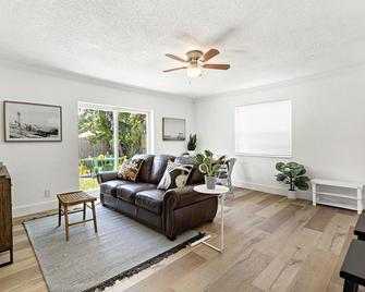 Bright and Spacious 2 BR Apartment - Fort Lauderdale - Sala de estar