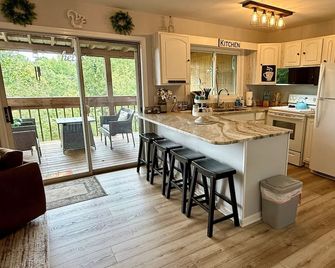 Mountain Retreat - Hot Tub - King Beds - Views of Mt. Yonah - New Floors! - Helen - Cocina
